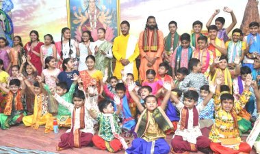 સંસ્કૃત વર્ગના ભૂલકાઓ દ્વારા દ્વારકાધીશ જગત મંદિરમાં જન્માષ્ટમી પર્વ નિમિત્તે વૈદિક મંત્રોચ્ચાર પુરૂષસુક્તમ પઠન તેમજ મટકી અર્પણ