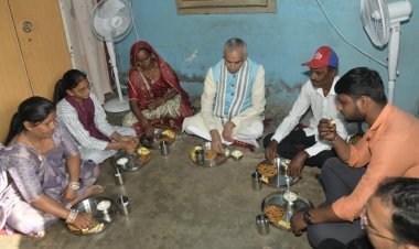 પાટણના રાજપુર ગામે રાજ્યપાલ આચાર્ય દેવવ્રતની મુલાકાત, અનુસૂચિત જાતિના પરિવાર સાથે જમીન પર બેસી કર્યો અલ્પાહાર