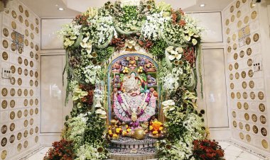 શ્રી કષ્ટભંજન દેવ દાદાને રંગબેરંગી ફૂલોનો દિવ્ય શણગાર કરાયો 