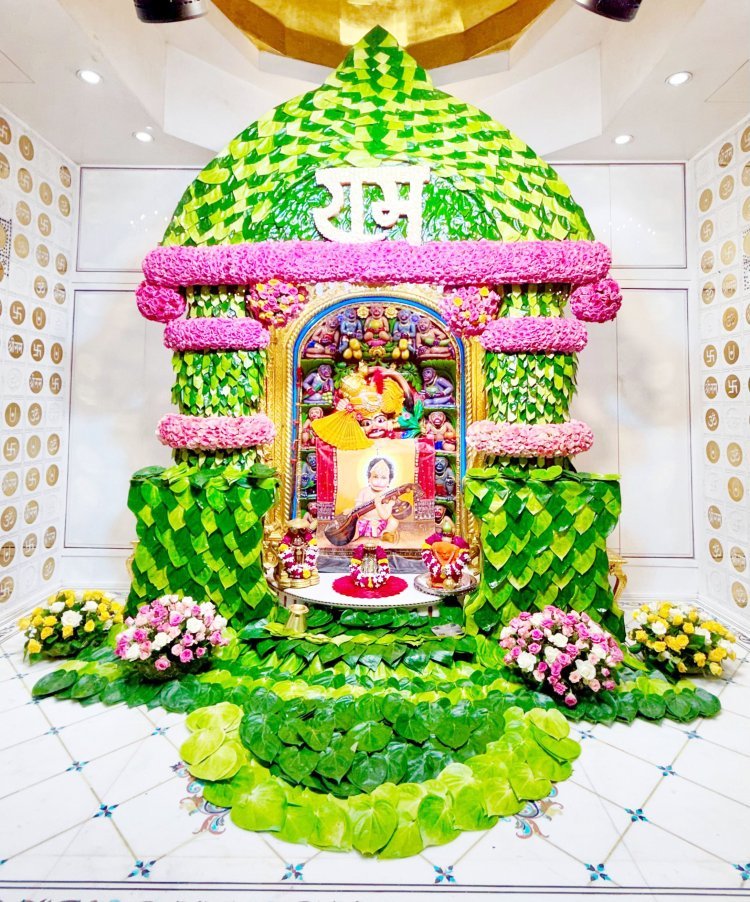 આજે મંગળવારે શ્રીકષ્ટભંજનદેવ હનુમાનજી દાદાને નાગરવેલના પાન અને પુષ્પોનો દિવ્ય શણગાર કરી પાનના બીડા ધરાવાયા