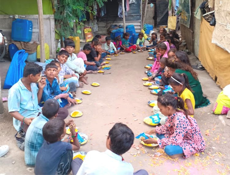 ધૂળિયા રસ્તાઓ પર ગુંજ્યો કાન્હાનો કલરવ: ‘મેંગો પીપલ પરિવાર‘ દ્વારા ઝુપડપટ્ટીના બાળકો સાથે જન્માષ્ટમીની અદભુત ઉજવણી