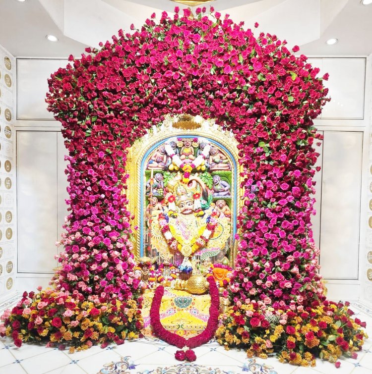શનિવારે શ્રીકષ્ટભંજનદેવ દાદાનેદિવ્ય વાઘા તેમજ ગુલાબના ફૂલોનો દિવ્યશણગાર કરાયો