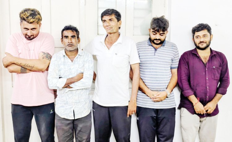 બરડાના રીણાવાડા ગામમાં સ્ટ્રીટ લાઈટના અજવાળે રમતા જુગારધામ પર બગવદર પોલીસનો દરોડો