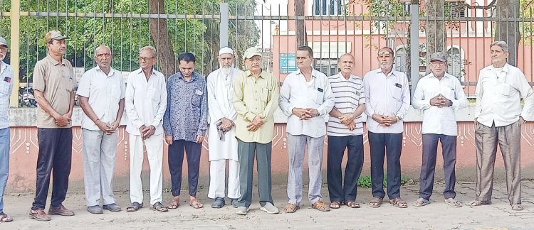 આર્થિક સંકડામણથી કંટાળી જીવનનો અંત આણનાર એસટીના નિવૃત કર્મચારી અને તેમના પત્નીના આત્માની શાંતિ માટે પ્રાર્થના સભા યોજાઈ