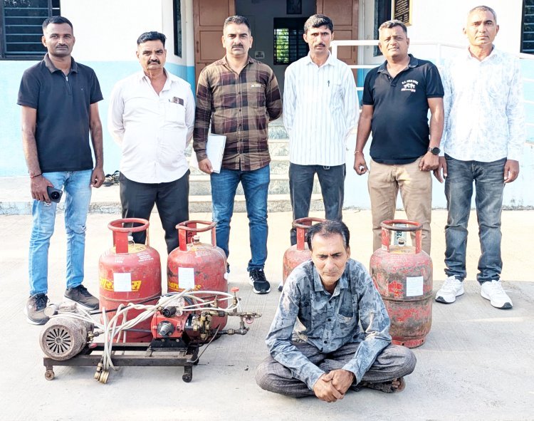 ભાણવડમાં ગેરકાયદેસર રીતે ગેસ સિલિન્ડરનું રિફિલિંગ કરતા શખ્સ સામે કાર્યવાહી