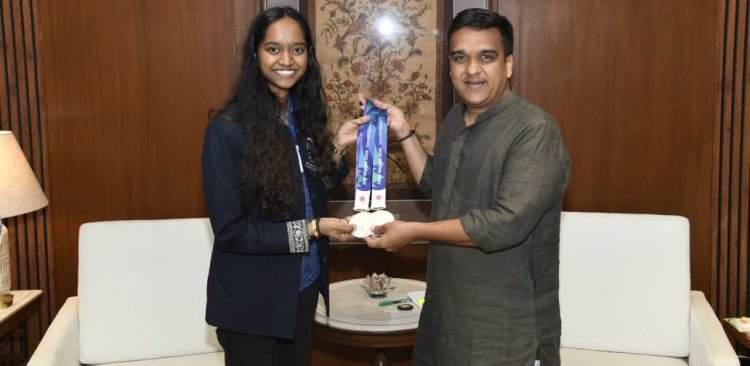 એશિયન ગેમ્સમાં બે સિલ્વર જીતનાર ઇલાવેનિલ વાલારીવનનું ગુજરાત સરકારે કર્યું સન્માન, રૂ.1.33 કરોડનો ખેલપ્રતિભા પુરસ્કાર