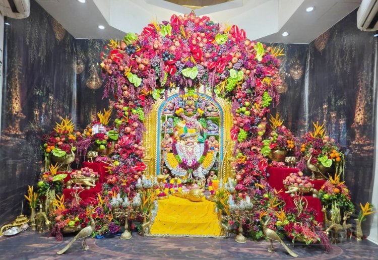 શ્રી કષ્ટભંજનદેવ દાદાને ફળો અને દિવ્ય ફૂલોનો દિવ્ય શણગાર