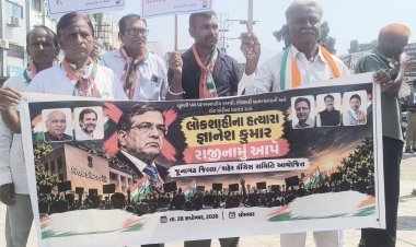જિલ્લા શહેર કોંગ્રેસ અને ઈન્ડિયા ગઠબંધન દ્વારા ચુંટણી પ્રક્રિયામાં પારદર્શિતા લાવવા અને મતદાર યાદીની ગેરરીતિ અટકાવવાની માંગણી સાથે જૂનાગઢમાં આવેદનપત્ર અપાયું