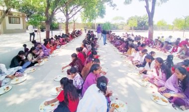 માણાવદરના પ્રસિદ્ધ હડમતાલી હનુમાન મંદિરે નવરાત્રીના પ્રારંભે તમામ ગરબીની બાળાઓને પ્રસાદી લેવડાવી