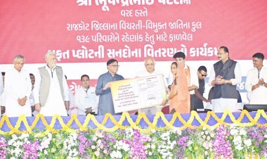 રાજકોટ જિલ્લાના વિચરતી વિમુક્ત જાતિના ૧૩૯ પરિવારોને મુખ્યમંત્રી ભૂપેન્દ્ર પટેલના હસ્તે રહેણાક માટે જમીનના હક્કપત્રકો અપાયા