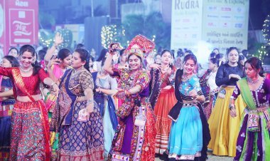 રાજકોટમાં શ્રી ખોડલધામ નવરાત્રિ મહોત્સવમાં ચોથા નોરતે ‘ખોડલ રમવા આવો... કુમ કુમ પગલે પધારો... હૈયે હૈયું દળાય તેટલી જનમેદની વચ્ચે માં ખોડલની આરાધના