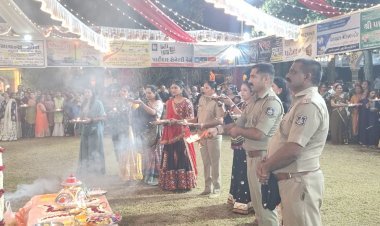 ઉનાના ગાયત્રી માતાજીના મંદિરે યોજાતી ગરબીમાં ઉના પોલીસ સ્ટાફ અને શી ટીમે સમુહમાં આરતી ઉતારી