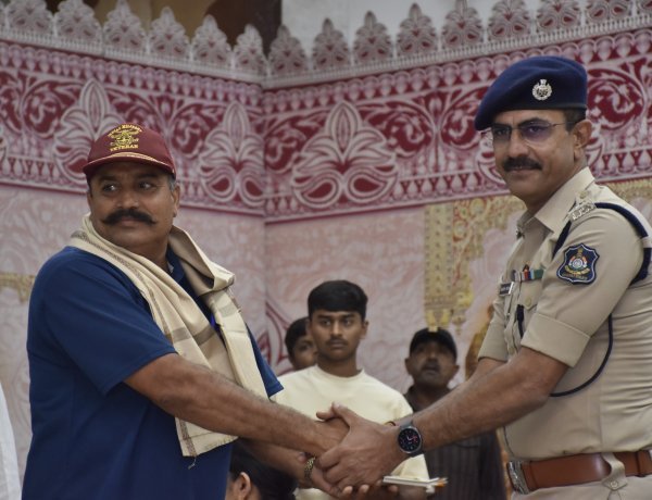 જૂનાગઢમાં સશસ્ત્ર દળના સૈનિકોનું ભાવભીનું સન્માન, નિવૃત્ત જવાનોને શાલ ઓઢાડી પુષ્પગુચ્છ અર્પણ કરાયા