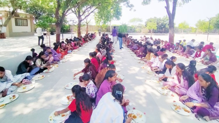 માણાવદરના પ્રસિદ્ધ હડમતાલી હનુમાન મંદિરે નવરાત્રીના પ્રારંભે તમામ ગરબીની બાળાઓને પ્રસાદી લેવડાવી