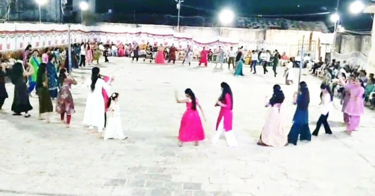 જૂનાગઢમાં પ્રાચીન અર્વાચીન ગરબીઓમાં રંગ જામ્યો, લુહાર સમાજ દ્વારા નવરાત્રી રાસોત્સવમાં બહેનો ગરબે ઘૂમી કરી રહી છે માતાજીની આરાધના