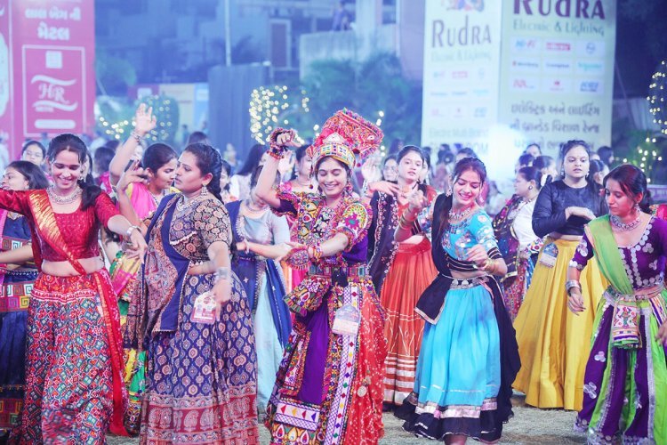રાજકોટમાં શ્રી ખોડલધામ નવરાત્રિ મહોત્સવમાં ચોથા નોરતે ‘ખોડલ રમવા આવો... કુમ કુમ પગલે પધારો... હૈયે હૈયું દળાય તેટલી જનમેદની વચ્ચે માં ખોડલની આરાધના