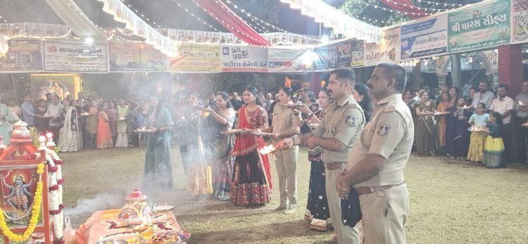 ઉનાના ગાયત્રી માતાજીના મંદિરે યોજાતી ગરબીમાં ઉના પોલીસ સ્ટાફ અને શી ટીમે સમુહમાં આરતી ઉતારી