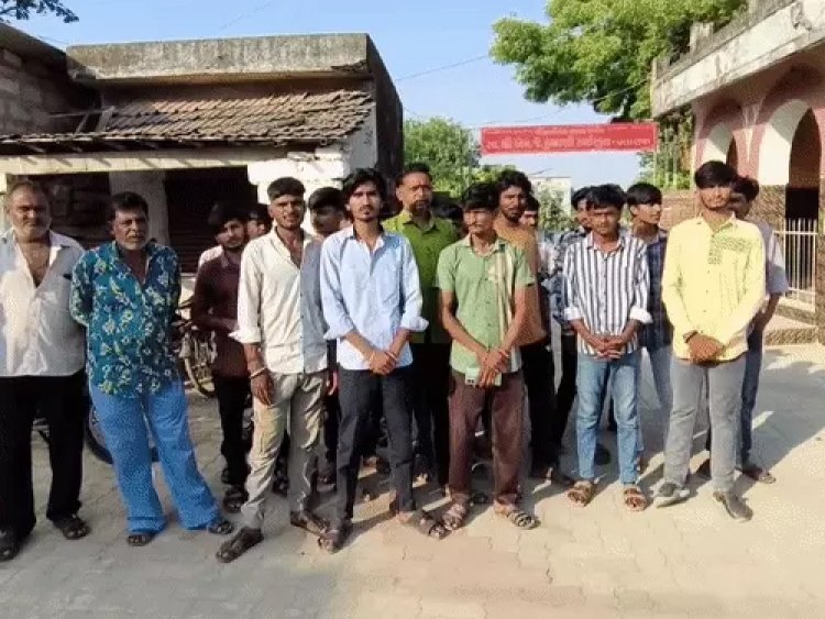 પ્લાસવાની એમ. જે. કુંભાણી હાઈસ્કૂલમાં વિદ્યાર્થીઓને અન્ય શાળાઓના એલ.સી. આપવામાં આવતા હોવાના આક્ષેપો